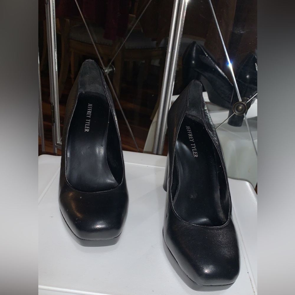 Woman’s 10(wide) or Woman’s 11(medium) black leather pump 4inch heel